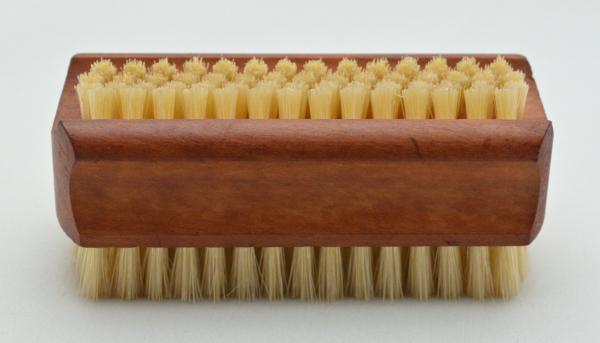 Handwaschbürste Birnbaumholz mit Griffmulden. 6 und 4 Reihen helle Naturborsten.